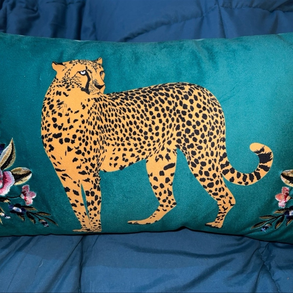 NEW W/ TAGS TEAL VELVET LEOPARD & FLORAL EMBROIDERY 22” X 13” DECO PLW - Picture 2 of 7